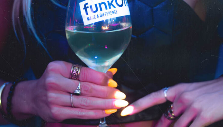 Viinilasi ja FunkOn tarra