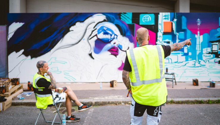 Työmiehet suunnittelee muraalia Blockfesteillä