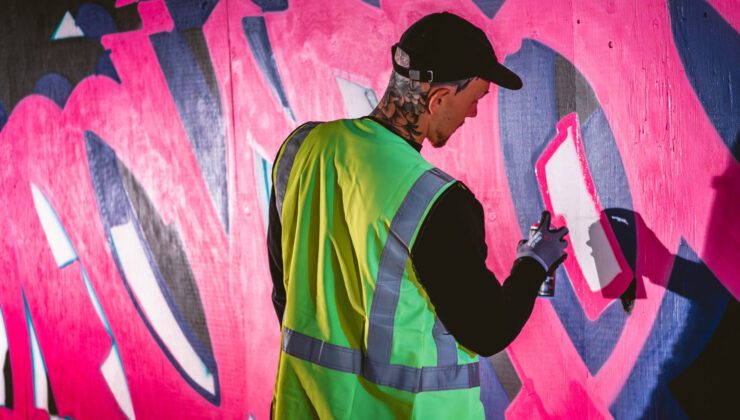 Maalaaja maalaamassa muraalia