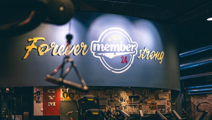 Kuntosalin logo isona muraalina