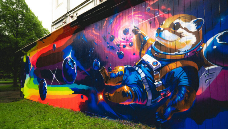 Avaruussaukko muraalissa Gothenburgissa