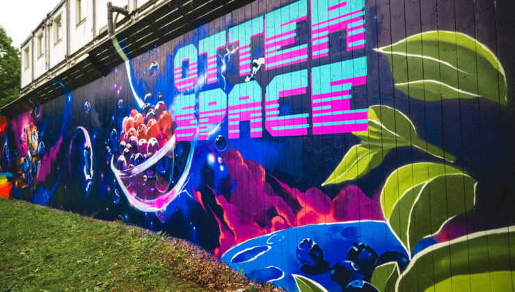 Otter Space teksti ja mustikkakulho muraalissa